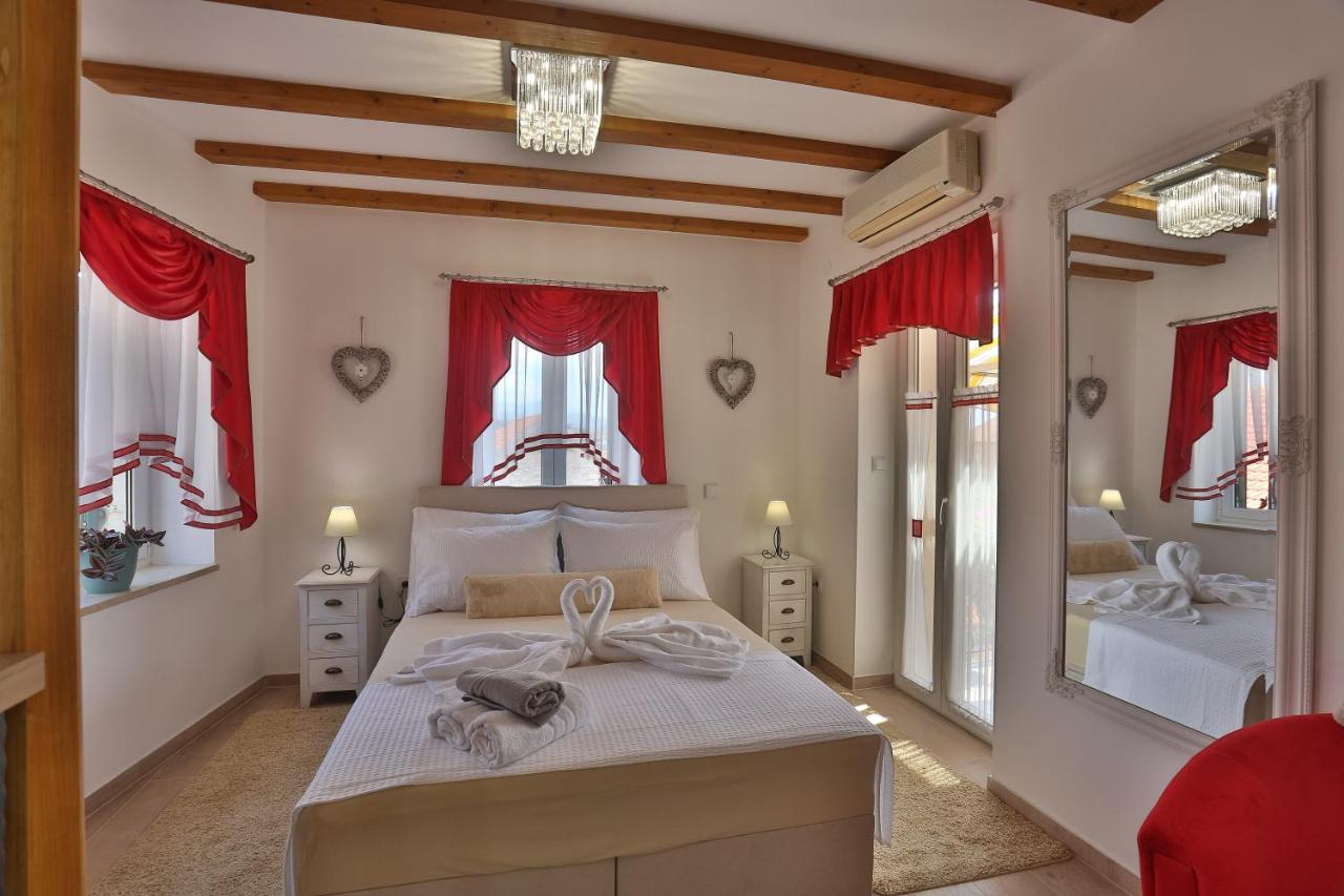 Apartments Angela With Old Town View Сплит Екстериор снимка